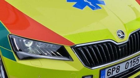 Houkající sanitce vjelo do cesty auto. Zranil se řidič