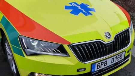 Na hlavním tahu u Plzně se srazila dvě auta s motorkářem, muž po nehodě napadl záchranáře