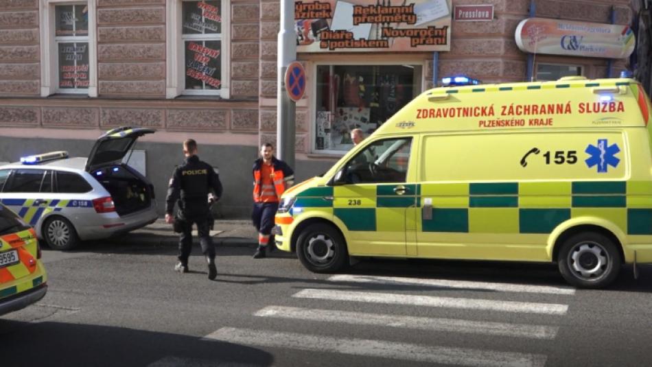 Senior za volantem srazil chodkyni a ujel. Policisté hledají svědky nehody v centru Plzně