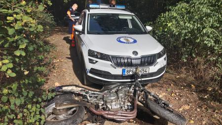 VIDEO: Strážníci honili zdrogovaného motorkáře, při útěku ho zastavila až namířená zbraň