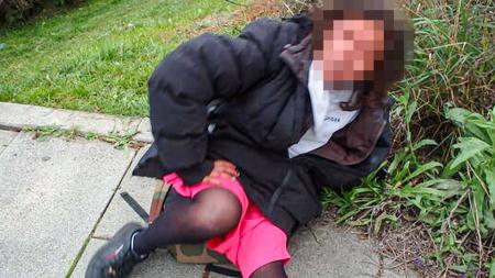 Rozhazovala věci a skákala do silnice, ženu museli zpacifikovat strážníci