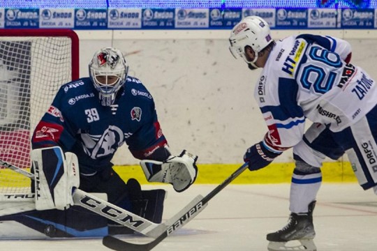 A zase ty nájezdy! Škodovka veze z Brna bod