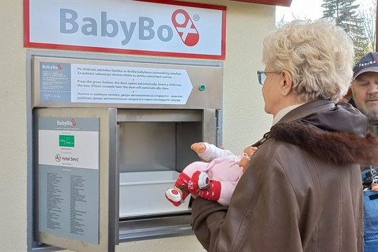 V babyboxu karlovarské nemocnice našli několikadenní holčičku