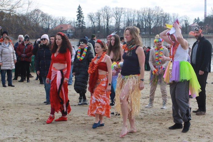 Karneval otužilců oživil v neděli pláž Velkého boleveckého rybníka