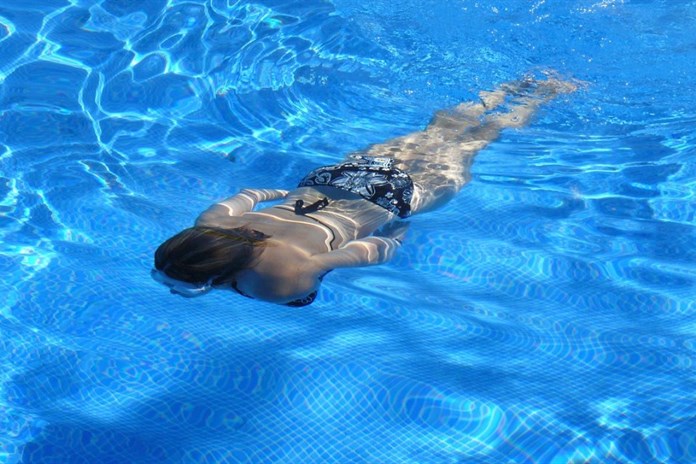 Na co si dát v létě pozor: Menstruace a koupání, jde to dohromady?