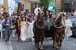 Každý, kdo má rád divadlo, by měl být při tom! Průvod Vendelín...