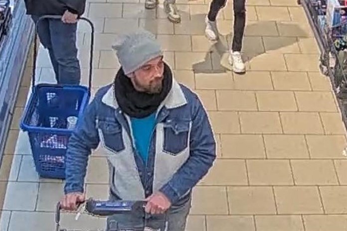 Muž na fotce je podezřelý, že si nechal cizí peněženku s desítkami tisíc korun. Poznáte ho?