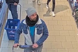 Muž na fotce je podezřelý, že si nechal cizí peněženku s desítkami...