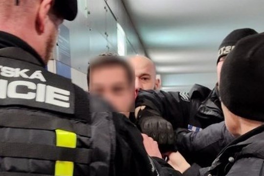 Opilý muž napadl na nádraží strážníka. Snažil se mu dát hlavičku