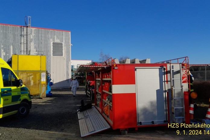 Aktualizováno: V průmyslové hale na Tachovsku unikla nebezpečná látka. Dva lidé skončili v nemocnici!