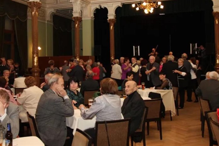 Taneční večery pro dříve narozené odstartovaly v Měšťanské besedě