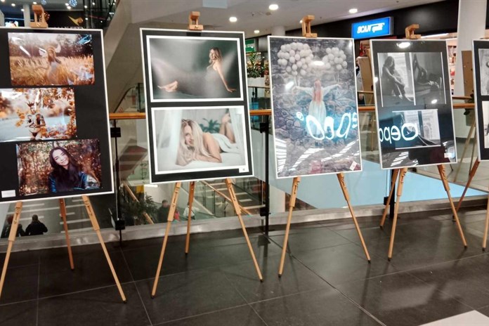 Vernisáž výstavy fotografií Fotoklubu Plzeň přilákala do OC Galerie Slovany na pět desítek návštěvníků