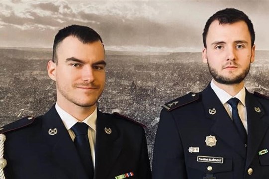 Dvojice policistů z Rokycan zachránila několik osob i psa z hořícího domu