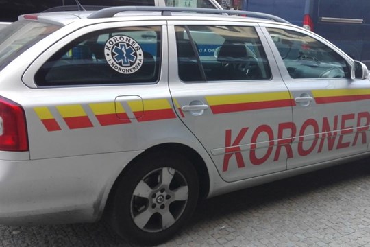 Tragická nehoda v Klatovech. Konstrukce návěsu z nákladního auta spadla na osobní vůz. Spolujezdec zemřel!