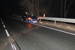 Neznámý řidič boural na Tachovsku. Zamkl auto a odešel!