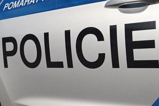 Muž se chtěl upálit v autě. Z hořícího vozu ho vytáhl policista v osobním volnu