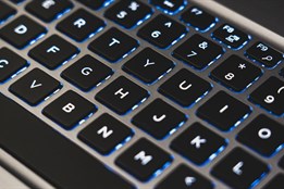 Dvojice z Plzně podvedla přes internet desítky osob