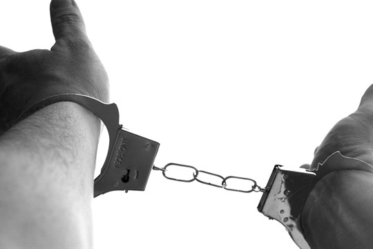 Vyhrožoval lidem s motorovou pilou v ruce! Muži z Karlovarska hrozí vězení