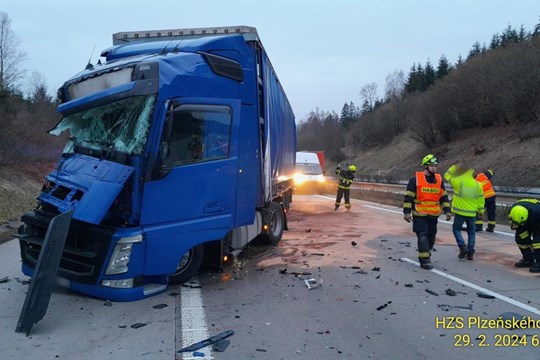 Řidič nákladního auta usnul za volantem, narazil do přívěsu před sebou
