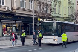 Dopravu na Americké zkomplikovala srážka školačky s autobusem,...