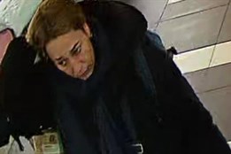 Starší ženu okradli. Z kabelky zavěšené na chodítku jí zmizela...