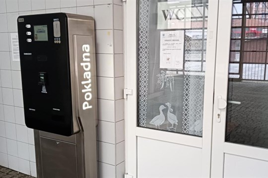 Bezdomovci v Aši okupují veřejné záchodky. Za elektřinu pro přímotopy, kterými si uvnitř topí, zaplatilo město už 200 tisíc korun!