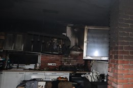 V rodinném domě na Klatovsku hořelo, mladá rodina skončila v nemocnici