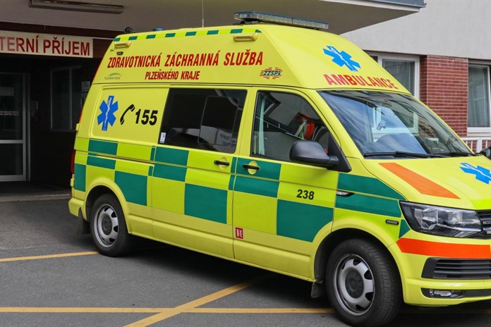 U odbočky na Vinice se srazila tramvaj s autem. Řidič utrpěl těžká zranění!