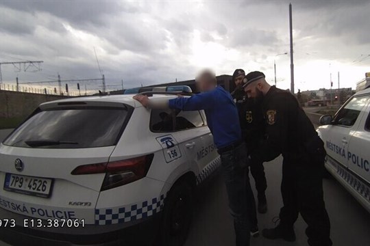 Opilý muž na nádraží napadal kolemjdoucí. O pár minut později seděl spoutaný ve služebním vozidle