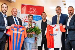 Rivalové jen na hřišti. Viktoria i Slavia přispěli na Nadaci pro...