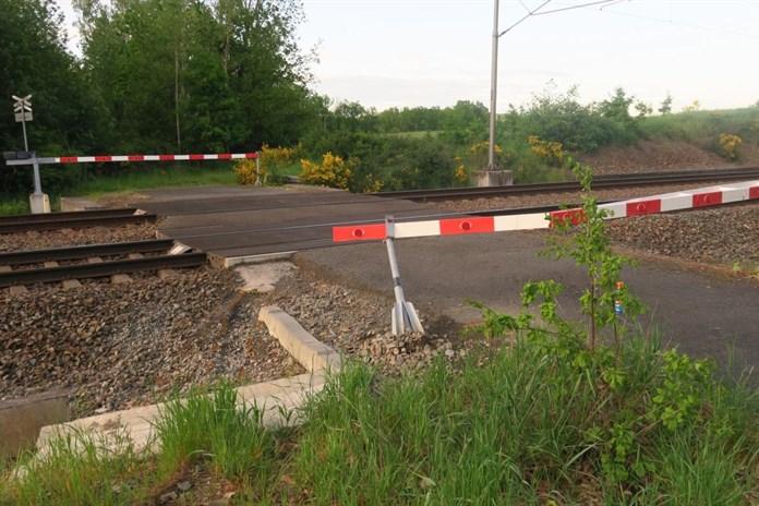 Závoru na přejezdu poškodil neznámý řidič, policisté po něm pátrají