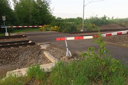 Závoru na přejezdu poškodil neznámý řidič, policisté po něm pátrají