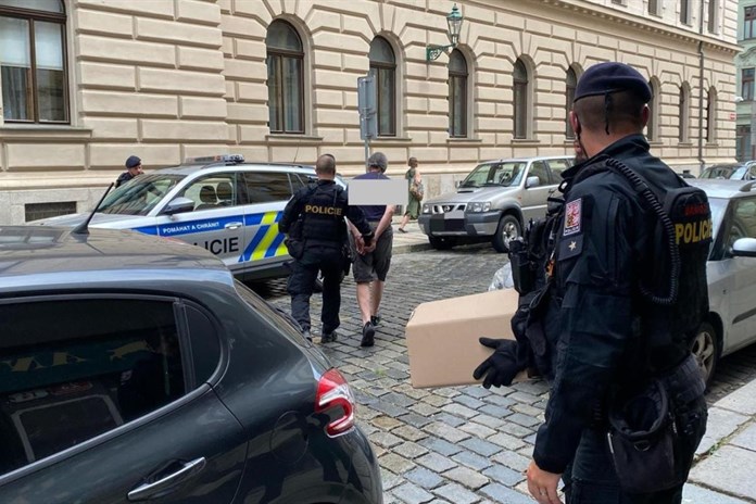 Policisté v centru Plzně dopadli muže, který vyhrožoval vystřílením státních institucí!