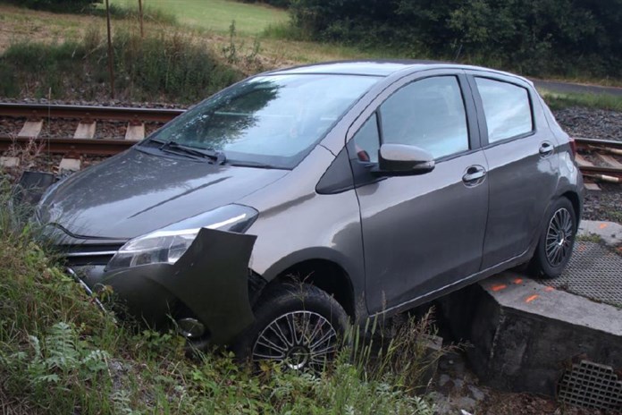 Štěstí zdrogovaného opilce. Vjel na červenou pod vlak, souprava před ním stihla zastavit