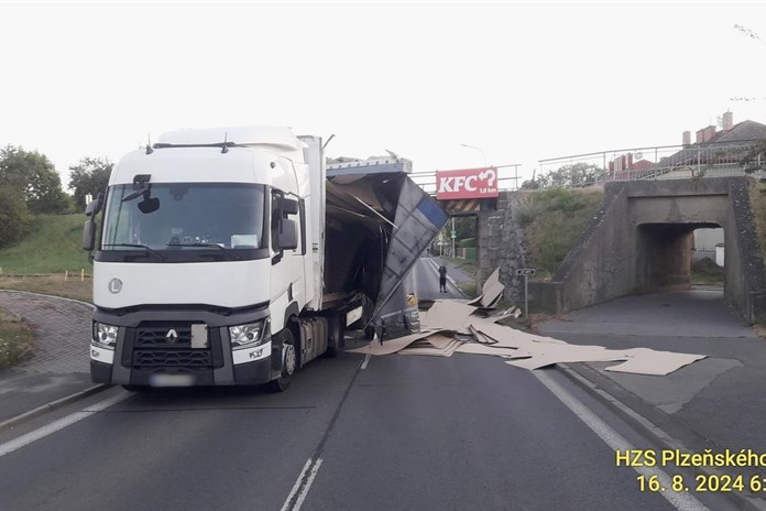 Klatovská "gilotina" úřadovala. Kamion si urazil konstrukci a zablokoval provoz