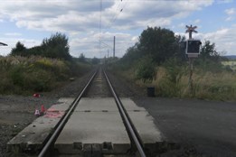 Vjela na železniční přejezd na červenou! Řidičku smetl vlak,...
