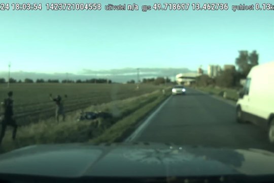 VIDEO: Aby se vyhnul policejní kontrole, nahlásil, že je na soudu bomba. Pak policistům ujížděl na kradené motorce