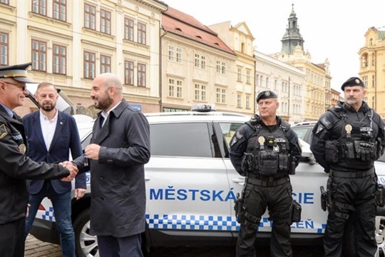 Policejní hlídky, které po Plzni jezdí jako první ke krizovým událostem, mohou využít nové auto