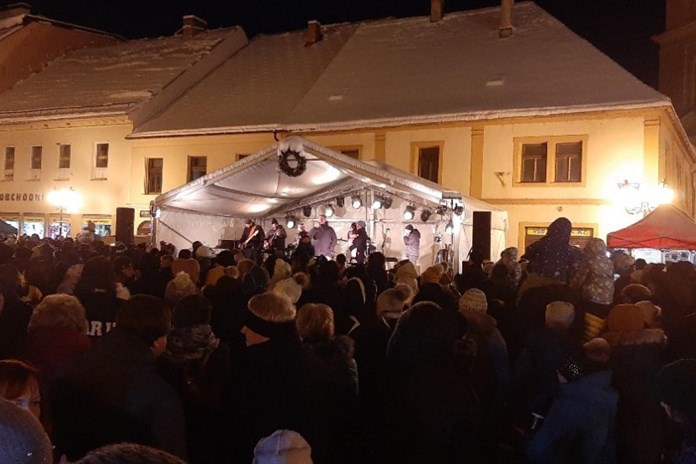 Užijte si období adventu v Rokycanech. Rozsvítí se vánoční strom, připraveny jsou také trhy