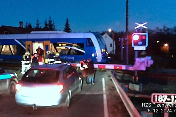 Na přejezdu Hrádku u Sušice se srazilo auto s vlakem!