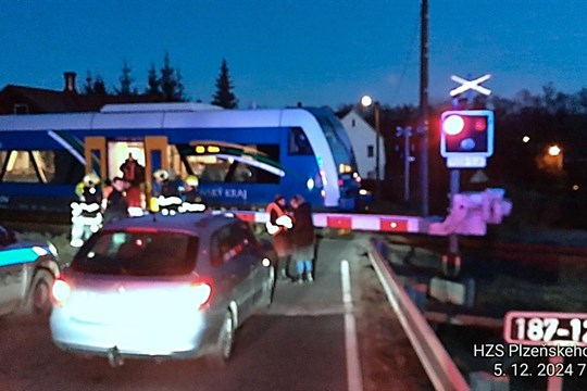 Na přejezdu Hrádku u Sušice se srazilo auto s vlakem!