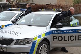 Policie obvinila dvě osoby: prodej auta v exekuci a nelegální...