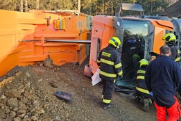 Pracovní stroj se překlopil při vysypání nákladu. Pro řidiče letěl...