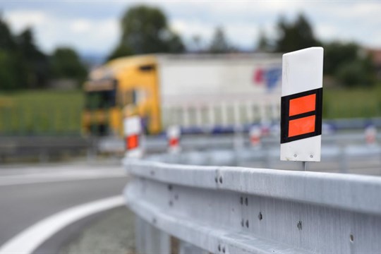 Policie stíhá posádku BMW, z něhož střílel spolujezdec po kamionu na D5 za Plzní