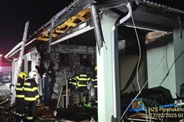 U rodinného domu vzplála zastřešená terasa. Založil požár někdo...
