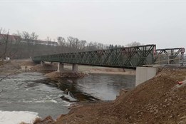 Silnicí číslo II/232 na mostě přes Berounku v obci Liblín o víkendu...