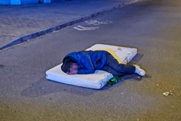 Muž si udělal ložnici přímo uprostřed vozovky