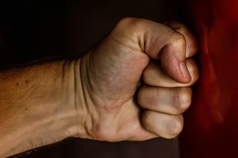 Muž z Habartova brutálně napadl svou dceru: Výsledek si vyfotil a...