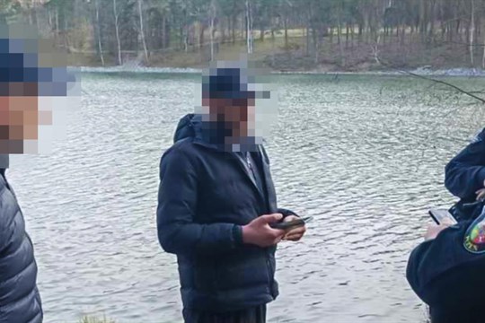 Tři cizinci rybařili i přes zákaz. Jen se díváme, zkoušeli oklamat strážníky