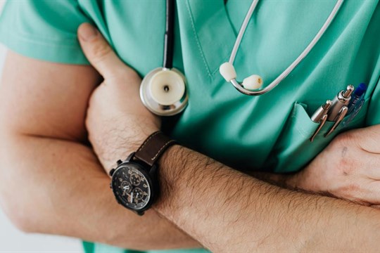 Zaměstnancům nemocnic Plzeňského kraje se navýší mzdy: Kraj jim přidá 98 milionů korun